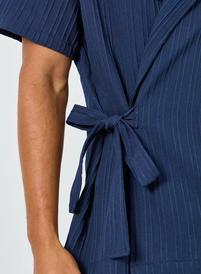 تايك تو طقم منسق من قميص قصير برباط وبنطال للرجال